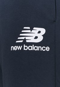 New Balance STACKED LOGO - Pantalones deportivos - eclipse