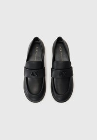 Loafers negri din piele cu o textură netedă, vârf rotund și o bandă cu detalii ale logo-ului pe fața încălțămintei. Design elegant și minimalist.