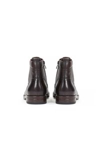 Botas de tobillo de cuero marrón con un acabado liso, que presentan un cierre de cremallera en la parte posterior, puntera redondeada y un tacón bajo apilado para mayor soporte.