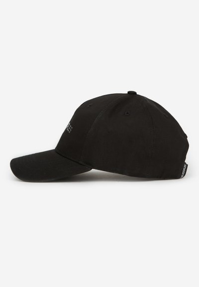 Casquette de baseball noire avec une visière courbée, présentant un tissu texturé et un détail de étiquette sur le côté. Le design est simple, sans motifs ou accents supplémentaires.