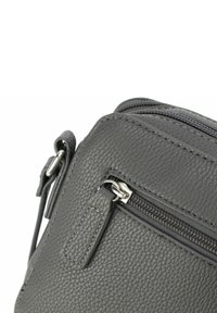 Grau strukturiertes Lederhandtasche mit einem Hauptreißverschluss und einer kleineren vorderen Reißverschlusstasche. Akzentuiert mit silberner Hardware und Stichdetails.