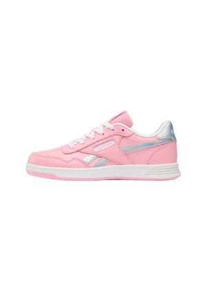 Pinkfarbiger Reebok Sneaker mit niedrigem Schaft, weißen Schnürsenkeln, irisierenden silbernen Akzenten und weißer Sohle auf weißem Hintergrund.