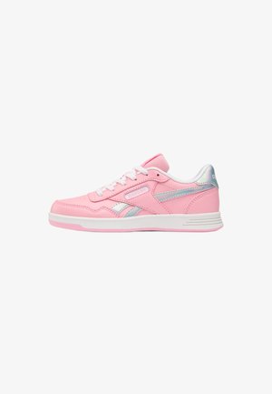 Pinkfarbiger Reebok Sneaker mit niedrigem Schaft, weißen Schnürsenkeln, irisierenden silbernen Akzenten und weißer Sohle auf weißem Hintergrund.