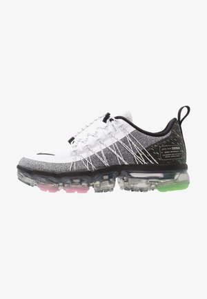 Zapatilla deportiva blanca y gris con ribete negro, suela de aire segmentada transparente con acentos rosa y verde, y detalles reflectantes e impermeables.