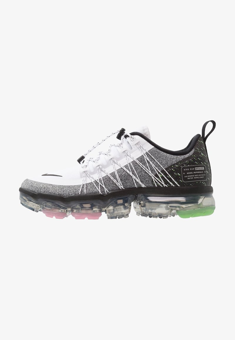 Chaussure de sport blanche et grise avec bordure noire, semelle à air segmentée transparente avec des accents roses et verts, et détails réfléchissants et déperlants.