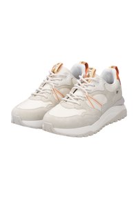 Zapatillas en color beige y gris claro, elaboradas con materiales de ante y cuero, diseño texturizado, cordones blancos, detalles en naranja y suela gruesa.