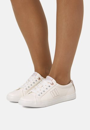 Zapatillas deportivas de cuero blanco con perfil bajo, punta redonda, costuras texturizadas y detalles en rosa claro en la lengüeta y el talón. Diseño con cordones.