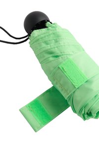 Zielona kompaktowa parasolka z okrągłym czarnym uchwytem, zabezpieczona paskiem na rzep, charakteryzująca się gładką fakturą materiału i warstwowym designem.