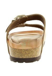 Brązowe sandały na korkowej podeszwie z dwoma brązowymi paskami i srebrną klamrą. Wkładka jest gładka i wyściełana dla większego komfortu.