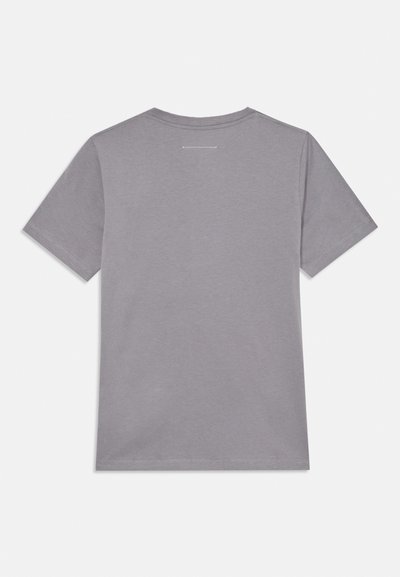 T-shirt a maniche corte in cotone grigio chiaro, con scollo rotondo e orlo dritto. Sul retro presenta un dettaglio cucito sottile vicino alla parte superiore.