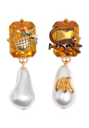 Pendientes asimétricos con piedras de ámbar; uno presenta una piña dorada y una gota blanca, el otro un gato marrón y una gota blanca con plátanos dorados.