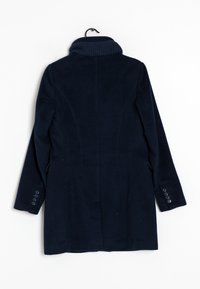 Abrigo de lana azul marino con un cuello alto acanalado, corte entallado y puños abotonados, diseñado con costuras verticales para un aspecto estructurado.