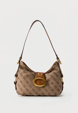 Sac à bandoulière beige et marron à motif, avec une sangle réglable et une grande boucle dorée en forme de G, brandé "Guess" à l'avant.