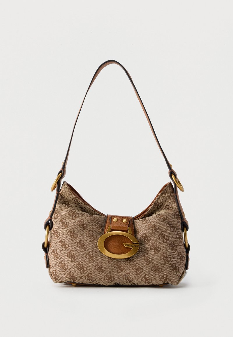 Sac à bandoulière beige et marron à motif, avec une sangle réglable et une grande boucle dorée en forme de G, brandé "Guess" à l'avant.