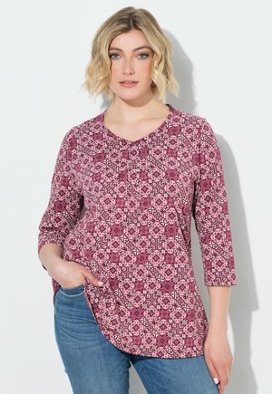 Ulla Popken, FLORAL TILE PRINT 3/4 SLEEVE TEE - Camiseta de manga larga - dark berry