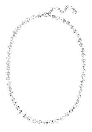 Collar de cadena de plata con eslabones pequeños, redondos y texturizados en forma de disco, con un broche ajustable y una cadena de extensión enlazada.