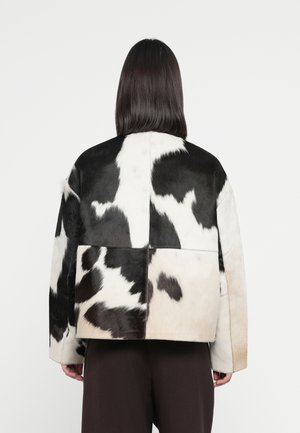 Rang 6: 2nd Day - ENRIQUETA  - Kožnata jakna