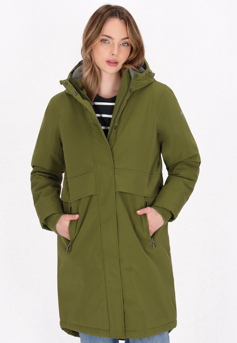 Cappotto lungo verde oliva con cappuccio, dotato di due tasche frontali e chiusura con zip. Realizzato in tessuto liscio e resistente all'acqua, con interno foderato.