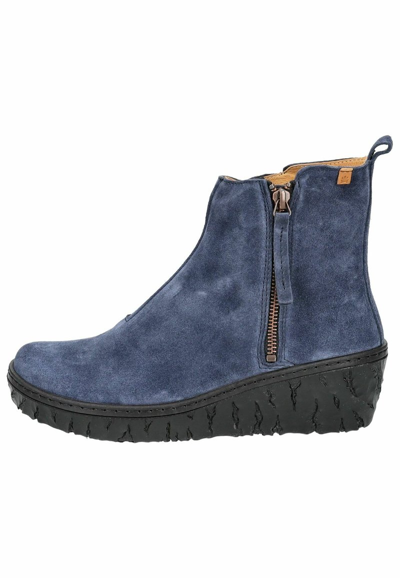 Botas de tobillo de ante azul marino con suela texturizada negra, cremallera lateral y detalles interiores en tono camel, con un acabado suave y punta redondeada.