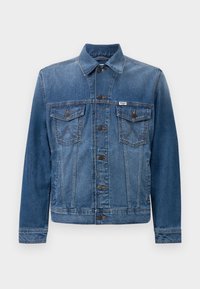 Lys blå denimjakke med klassisk krage, knappet front og to brystlommer, vist mot en enkel hvit bakgrunn.