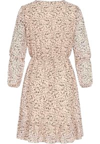 Robe à motifs floraux en rose pâle. Présente des manches longues et transparentes, une taille froncée et un ourlet volanté. Le tissu semble léger et aéré.