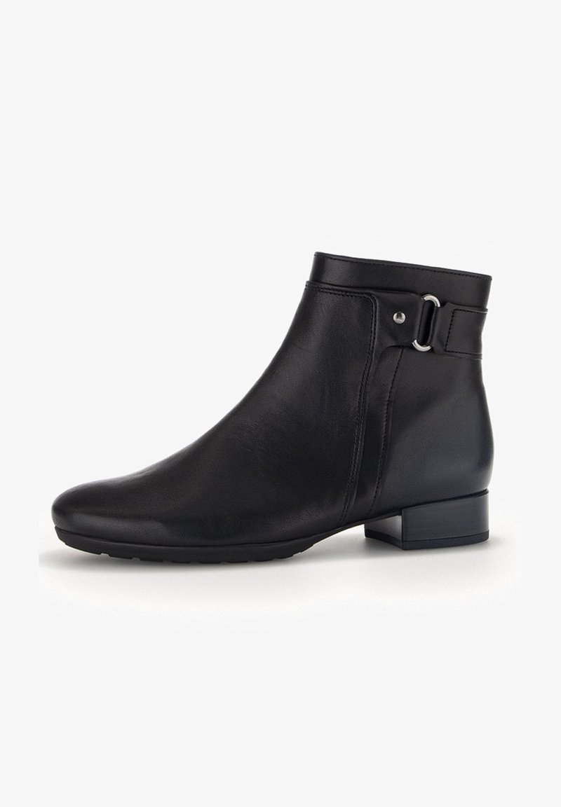 Bottine en cuir noir avec talon bloc bas et sangle décorative avec boucle en métal sur le côté, finition lisse.