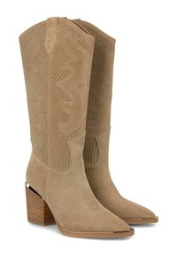 Botas de vaquero de ante color tostado con punta afilada, diseño perforado y tacón apilado que presenta un acento dorado. Detalles de costura intrincados visibles.