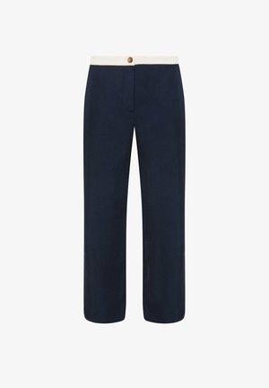 Pantalon droite bleu marine avec une ceinture blanche et une fermeture par un bouton marron à l'avant.