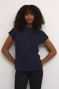 T-shirt à manches courtes bleu marine avec une coupe décontractée et un col rond, fabriqué à partir d'un tissu doux. Porté avec un jean noir ajusté.