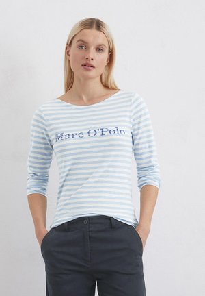 Chemise à manches longues rayée bleu clair et blanche avec un col bateau, présentant le texte "Marc O'Polo" en bleu marine. Texture lisse.