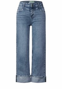 Jeans de pierna ancha hechos de denim azul claro, con un dobladillo doblado y un diseño clásico de cinco bolsillos con un cierre de botón en la cintura.