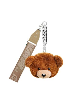 Llave en forma de oso de peluche marrón, hecha de material suave, con ojos negros y un hocico beige. Se sujeta con una cadena metálica y una correa beige.