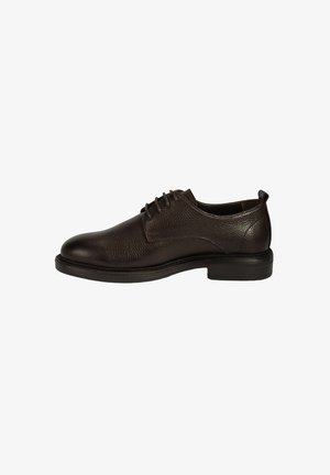 Chaussure en cuir marron à lacets avec une finition texturée, bout rond et semelle en caoutchouc noir solide. Design simple avec des accents minimaux.