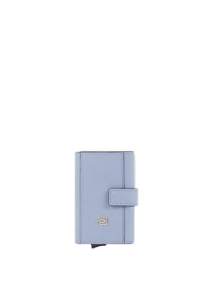 Hellblaues Lederportemonnaie mit druckknopfverschluss und kleinem silbernem Logoemblem in der Mitte vorne.