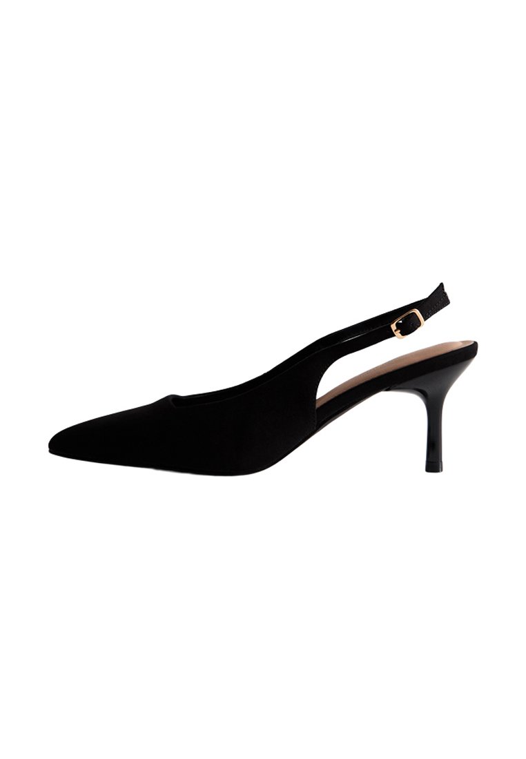 Zapato de tacón tipo slingback negro, hecho de material suave, diseño de punta afilada, tacón de aguja delgado, presenta un pequeño detalle de hebilla en la correa.