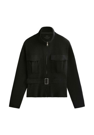 Geacă neagră cu mâneci lungi, fermoar și guler înalt, două buzunare mari pe piept cu clapete și talie cu curea și cataramă argintie.