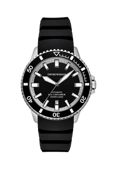 Montre de plongée Emporio Armani Sea Explorer avec cadran noir, index argentés, lunette tournante, affichage de la date et bracelet en caoutchouc noir.