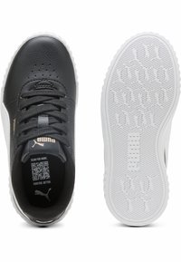 Schwarze Sneakers aus synthetischem Leder mit weißen Gummisohlen. Merkmale sind Schnürsenkel, belüfteter Zehenbereich und goldene Logoakzente.