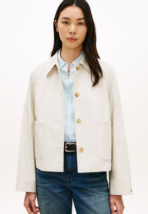 Tommy Hilfiger, WATER REPELLENT COLLARED RELAXED SHORT JACKET - Let jakke / Sommerjakker - light silt