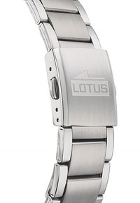 Banda de reloj de acero inoxidable con acabado cepillado, que cuenta con un cierre rectangular grabado con "LOTUS". Diseño suave y enlazado en color plateado.