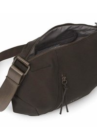 Compact donkerbruine tas van glad materiaal, voorzien van een bovenrits, zijvak met rits en een verstelbare riem.