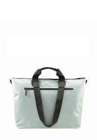 Bolsa impermeable gris claro con una textura suave, que presenta herrajes negros, dobles asas superiores y un bolsillo frontal con cremallera.