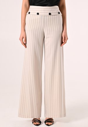 Pantaloni a gamba larga beige con righe verticali, dotati di vita alta, doppio bottone nero e una consistenza del tessuto liscia.