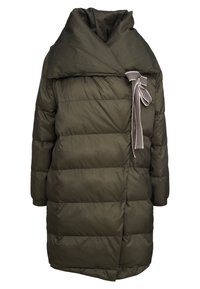 Olivgrön vadderad jacka med bred krage, långa ärmar och detaljer i form av ett knutet band. Har en quiltad design och en lös passform.