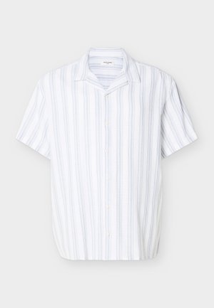 Λευκό πουκάμισο με κοντά μανίκια και κάθετες ανοιχτογαλανές ρίγες, με κουμπιά μπροστά και χαλαρό γιακά.