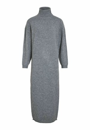 Szara dzianinowa sukienka z wysokim kołnierzem, długimi rękawami i luźnym krojem. Gładka struktura z rozporkami po bokach w okolicy dołu.