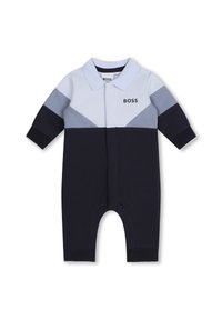 Combinaison pour bébé rayée marine et bleu clair, dotée d'un col polo, d'une fermeture à boutons-pression et du logo 'BOSS' sur la poitrine. Matériau en coton, manches longues.
