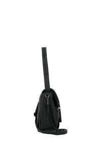 Borsa a tracolla nera in pelle con finitura testurizzata, orientamento verticale, tracolla sottile e accessori in argento. Presenta una chiusura con zip e un design minimalista.