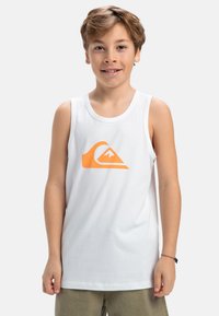 Witte katoenen tanktop met een oranje golflogo op de voorkant. Glad textuur, ronde halslijn en mouwloos ontwerp.