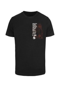 Sort bomulds T-shirt med rødtrykte tekster og en bilgrafik. Teksten angiver bynavne: Mexico, Dubai, Tokyo, London, Tbilisi, Cuba, Rio, Rom.
